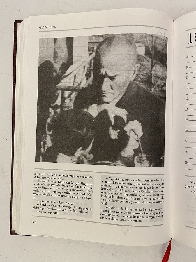 1999 ATATÜRK AJANDASI İÇERİSİNDE ATATURK'ÜN SÖZLERİ VE BAŞARILARI YAZMAKTA