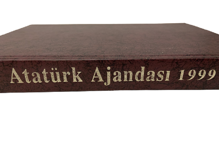 1999 ATATÜRK AJANDASI İÇERİSİNDE ATATURK'ÜN SÖZLERİ VE BAŞARILARI YAZMAKTA