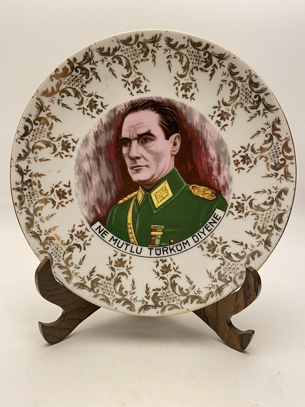 ALMAN BAVARIA KENARLAR ATLIN  EL CEKME VE BOYAMA NE MUTLU TÜRKÜM DİYENE VE ORTADA MUSTAFA KEMAL ATATÜRK DUVAR TABAĞI