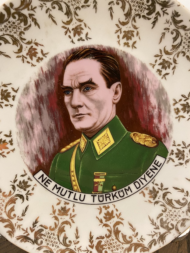 ALMAN BAVARIA KENARLAR ATLIN  EL CEKME VE BOYAMA NE MUTLU TÜRKÜM DİYENE VE ORTADA MUSTAFA KEMAL ATATÜRK DUVAR TABAĞI