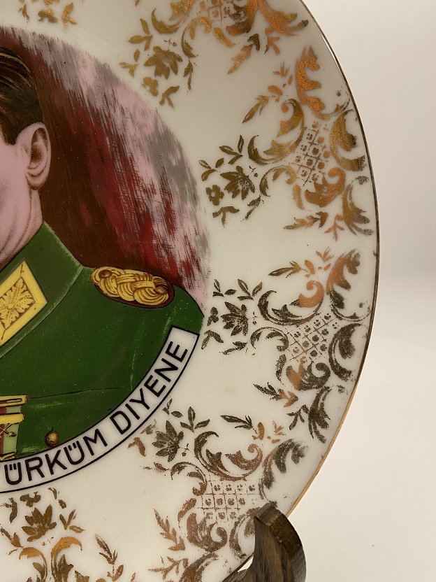 ALMAN BAVARIA KENARLAR ATLIN  EL CEKME VE BOYAMA NE MUTLU TÜRKÜM DİYENE VE ORTADA MUSTAFA KEMAL ATATÜRK DUVAR TABAĞI