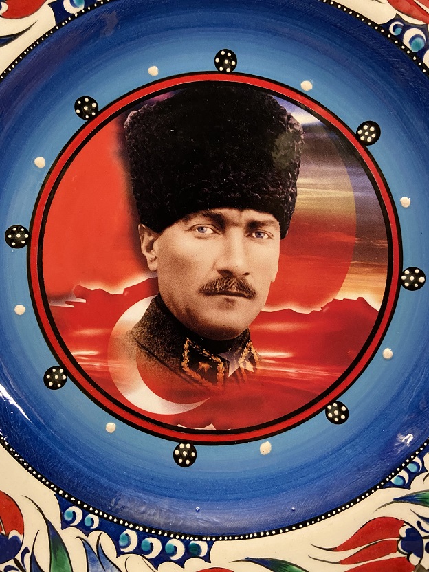 KUTAHYA KENARLAR SÜSLEMELER EL BOYAMA TÜRK BAYRAGI ÜZERİNDE MUSTAFA KEMAL ATATÜRK DUVAR TABAĞI