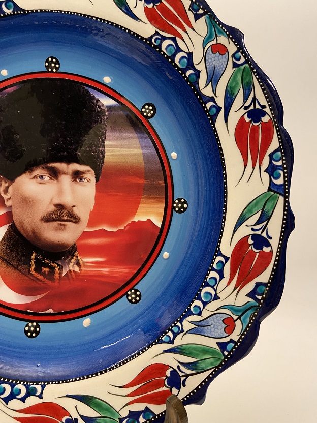 KUTAHYA KENARLAR SÜSLEMELER EL BOYAMA TÜRK BAYRAGI ÜZERİNDE MUSTAFA KEMAL ATATÜRK DUVAR TABAĞI