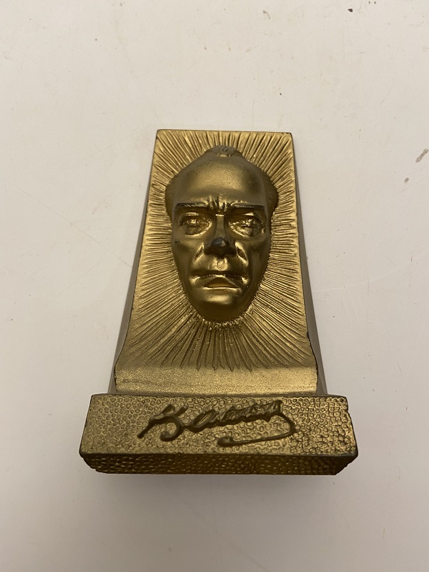 SANATCI İMZALI GAZİ MUSTAFA KEMAL ATATÜRK BÜSTÜ MASA ÜZERİ İÇİN TASARLANMIŞ