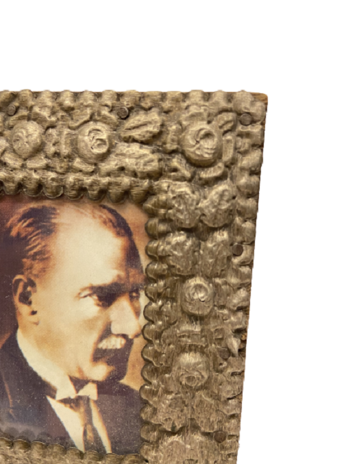 1940 GÜMÜŞ İŞLEMELİ AHŞAP GİYDİRME MUSTAFA KEMAL ATATÜRK FOTOĞRAF ÇERÇEVESİ