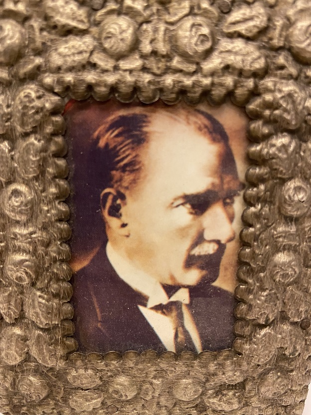 1940 GÜMÜŞ İŞLEMELİ AHŞAP GİYDİRME MUSTAFA KEMAL ATATÜRK FOTOĞRAF ÇERÇEVESİ