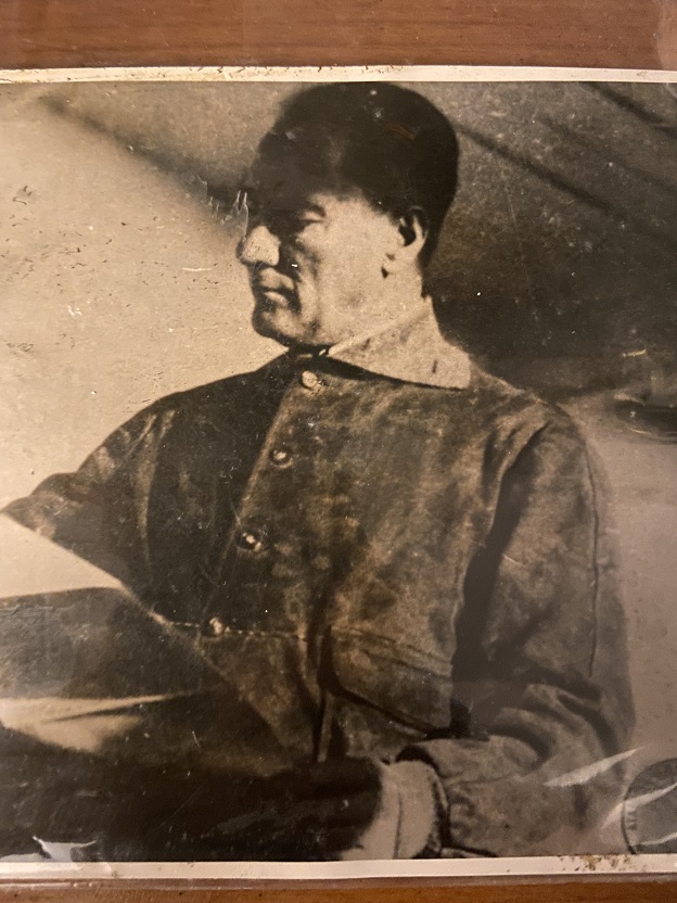 MUSTAFA KEMAL ATATÜRK'ÜN GAZETE OKURKEN CEKİLMİŞ NADİR BİR HATIRA FOTOĞRAFI