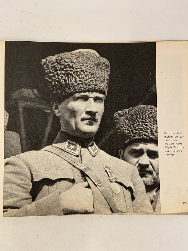 ÖZENLE HAZIRLANMIŞ SİYAH BEYAZ YAPI KREDİ BANKASININ 20. KURULUŞ YILI DOLAYISI İLE HAZIRLANMIŞDIR MUSTAFA KEMAL ATATÜRK FOTOĞRAF ALBÜMÜ  FOTOĞRAFLARLA ATATÜRK DOĞUMUNDAN CUMHURİYETİN İLÂNINA KADAR