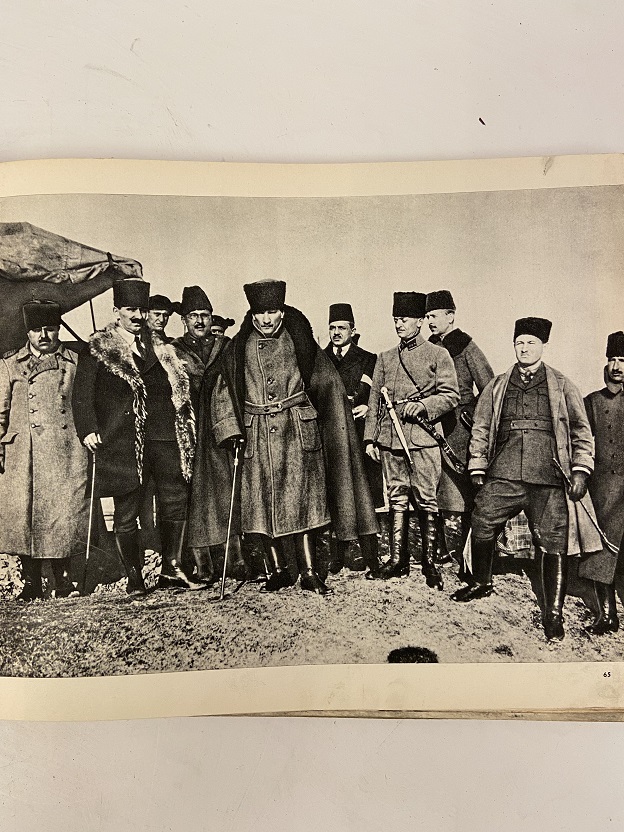 ÖZENLE HAZIRLANMIŞ SİYAH BEYAZ YAPI KREDİ BANKASININ 20. KURULUŞ YILI DOLAYISI İLE HAZIRLANMIŞDIR MUSTAFA KEMAL ATATÜRK FOTOĞRAF ALBÜMÜ  FOTOĞRAFLARLA ATATÜRK DOĞUMUNDAN CUMHURİYETİN İLÂNINA KADAR