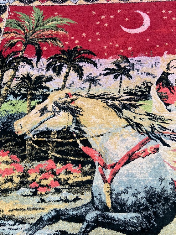 1960 KAHVECİ GÜZELİ HAREM VE CARİYELER TASVİRLİ FLOŞ DOKUMA KENARLAR PÜSKÜLLÜ CANLI RENKLER DUVAR HALI 