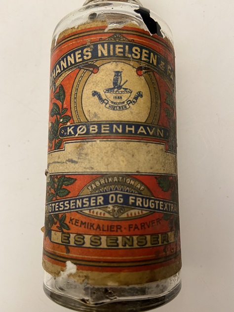 1888 JOHANNES NİELSEN FALCK KOBENHAVN FRUGTESSENNER OG FRUGT EKSTRAKTER KEMİKALIER FARVER MEYVE ÖZÜ ŞİŞESİ