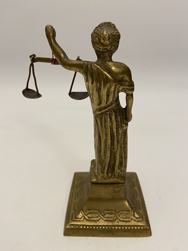 1953-1983 HUKUKTA VE ARKADAŞLIKTA 30.YIL BRONZ ELİNDE TERAZİ TUTAN GÖZLERİ BAGLI  ADALET HEYKELİ