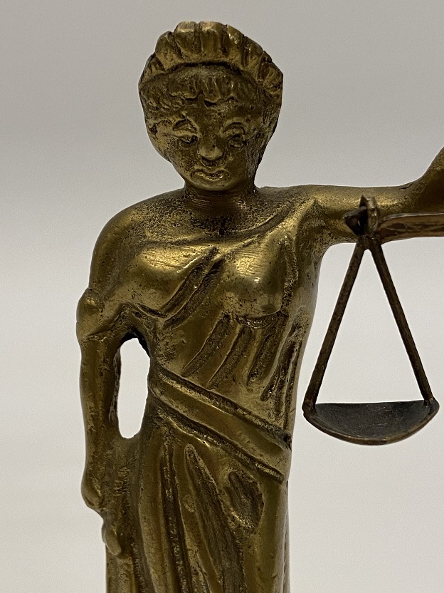 1953-1983 HUKUKTA VE ARKADAŞLIKTA 30.YIL BRONZ ELİNDE TERAZİ TUTAN GÖZLERİ BAGLI  ADALET HEYKELİ