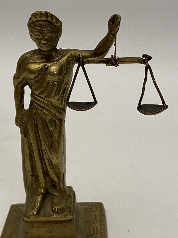 1953-1983 HUKUKTA VE ARKADAŞLIKTA 30.YIL BRONZ ELİNDE TERAZİ TUTAN GÖZLERİ BAGLI  ADALET HEYKELİ