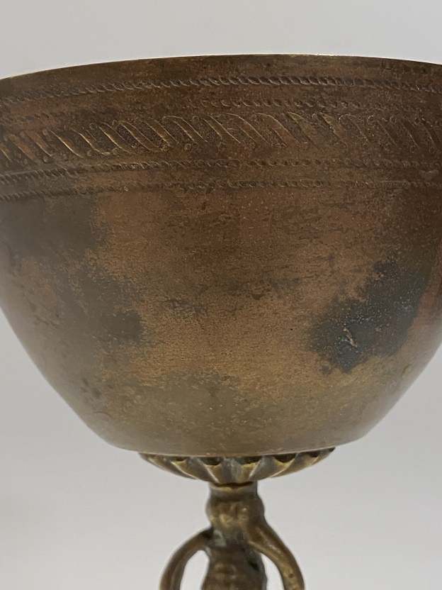 1910 BRONZ KAİDELİ KUPA KISMI KALEM İŞİ SUSLEMELİ BAŞIDA KUPA TAŞIYAN KADIN FORMUNDA