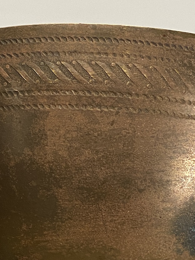 1910 BRONZ KAİDELİ KUPA KISMI KALEM İŞİ SUSLEMELİ BAŞIDA KUPA TAŞIYAN KADIN FORMUNDA