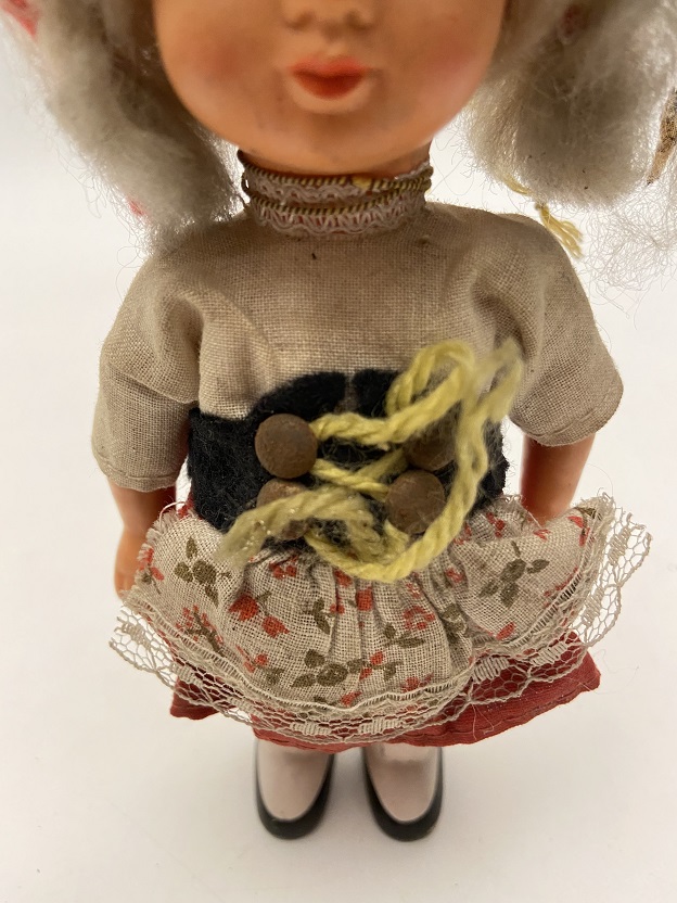 OYUNCAK İSVİCRE YÖRESEL GİYİM VE KIYAFETLİ KIZ COCUK BEBEK 