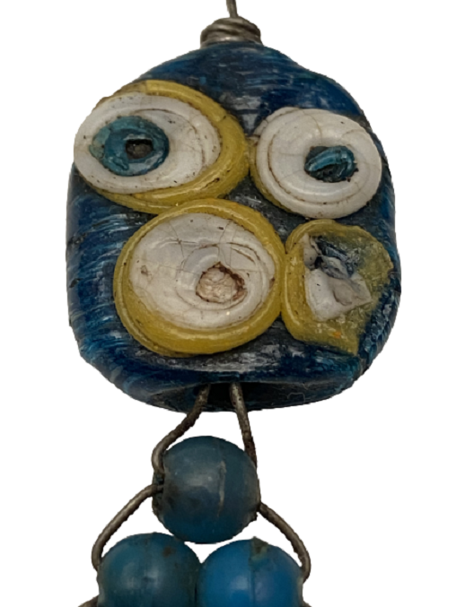 ŞAMAN İŞİ KAPI SÜSÜ SIRALI PİRAMİT DİZİM GÖZDEN GELEN NAZARI KEMİ ALIP YOK ETTİGİNE İNANILAN  NAZAR BONCUĞU