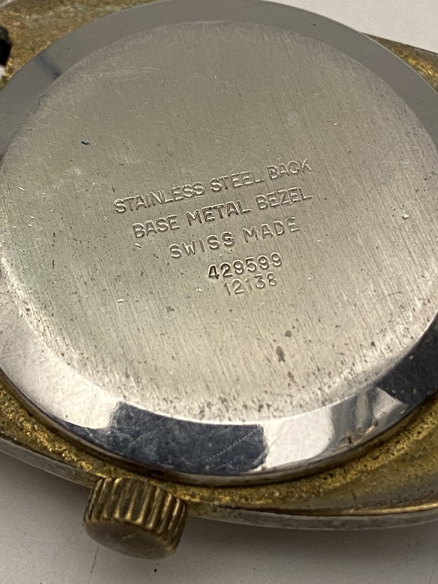 SWISS MADE İN KURMALI MEKANİK KADRANINDA ECEVİTİN FOTOĞRAFI VARDIR HER DAKIKA SİLİNİP TEKRAR GELMEKTEDİR KOL SAATİ