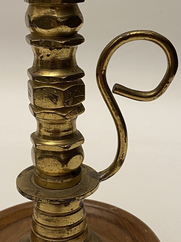 AHŞAP STANDLI KULPLU PİRİNÇ BRONZ İKİLİ GEMİCİ ŞAMDAN