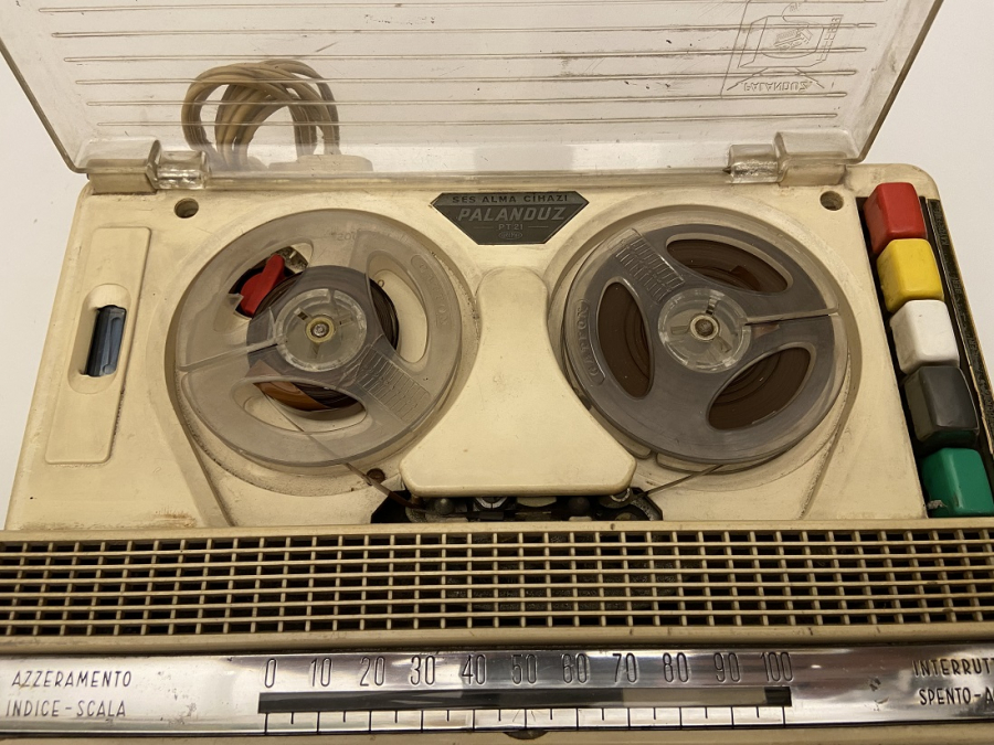 1960 İTALYAN GELOSO G258 PALANDUZ LANBALI BAKALİT RENKLİ DÜGMELİ MARAKA BANT CALAR VE SES KAYIT ALMA CİHAZI