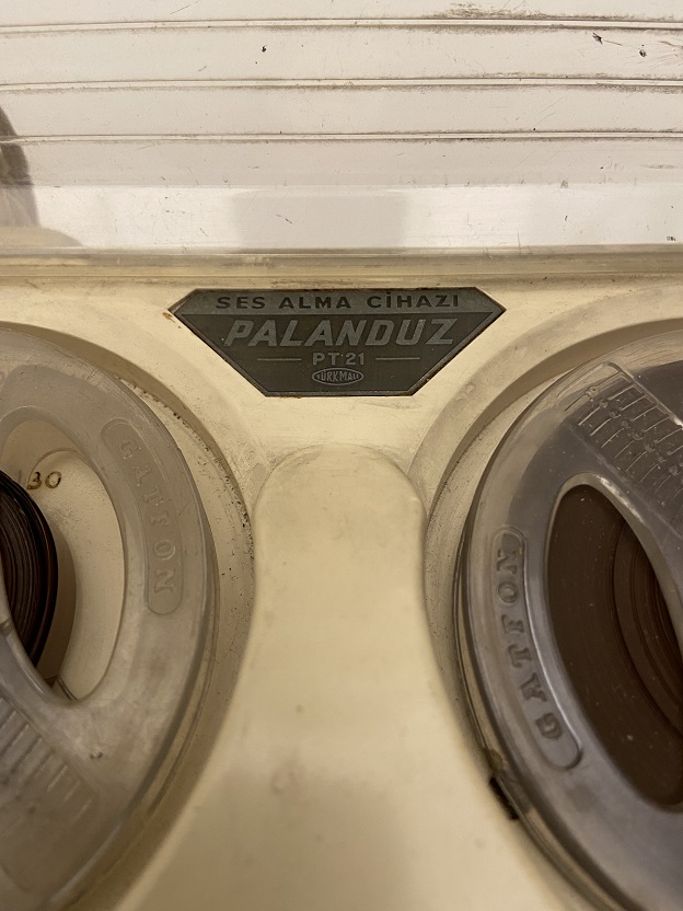 1960 İTALYAN GELOSO G258 PALANDUZ LANBALI BAKALİT RENKLİ DÜGMELİ MARAKA BANT CALAR VE SES KAYIT ALMA CİHAZI