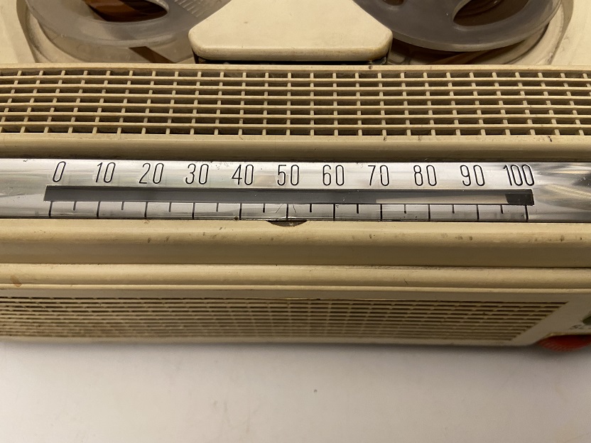 1960 İTALYAN GELOSO G258 PALANDUZ LANBALI BAKALİT RENKLİ DÜGMELİ MARAKA BANT CALAR VE SES KAYIT ALMA CİHAZI