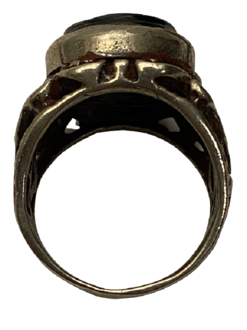 ÜZERİNDE AT BAŞI KAZINMIŞ AKİK TAŞLI DESENLİ İŞLEMELİ GÜMÜŞ YÜZÜK 