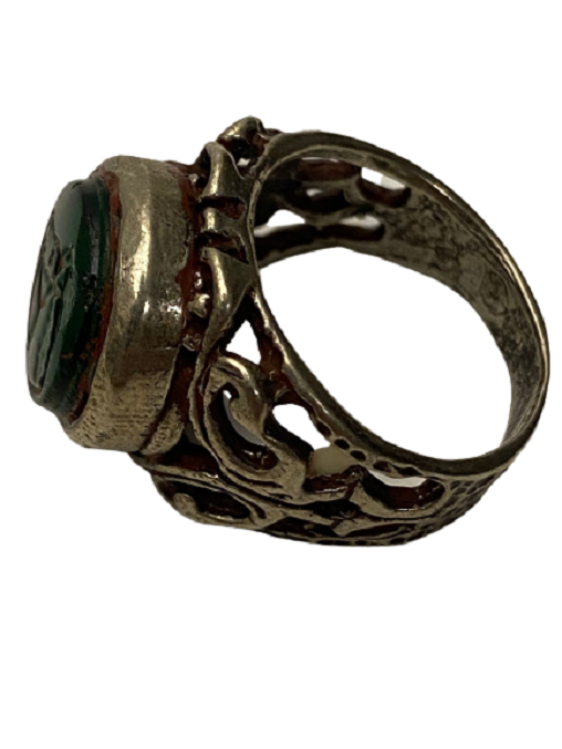 ÜZERİNDE AT BAŞI KAZINMIŞ AKİK TAŞLI DESENLİ İŞLEMELİ GÜMÜŞ YÜZÜK 