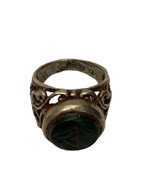 ÜZERİNDE AT BAŞI KAZINMIŞ AKİK TAŞLI DESENLİ İŞLEMELİ GÜMÜŞ YÜZÜK 