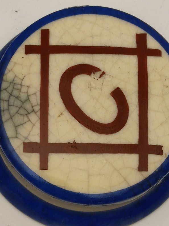 1920 AVRUPA  ÜZERİ  İNSİYALLİ MAVİ KREM KIRMIZI RENKLERDE SERAMİK MASA ÜZERİ KAĞIT AĞIRLIĞI