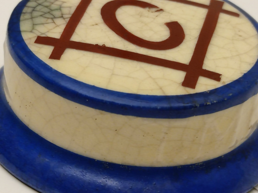 1920 AVRUPA  ÜZERİ  İNSİYALLİ MAVİ KREM KIRMIZI RENKLERDE SERAMİK MASA ÜZERİ KAĞIT AĞIRLIĞI