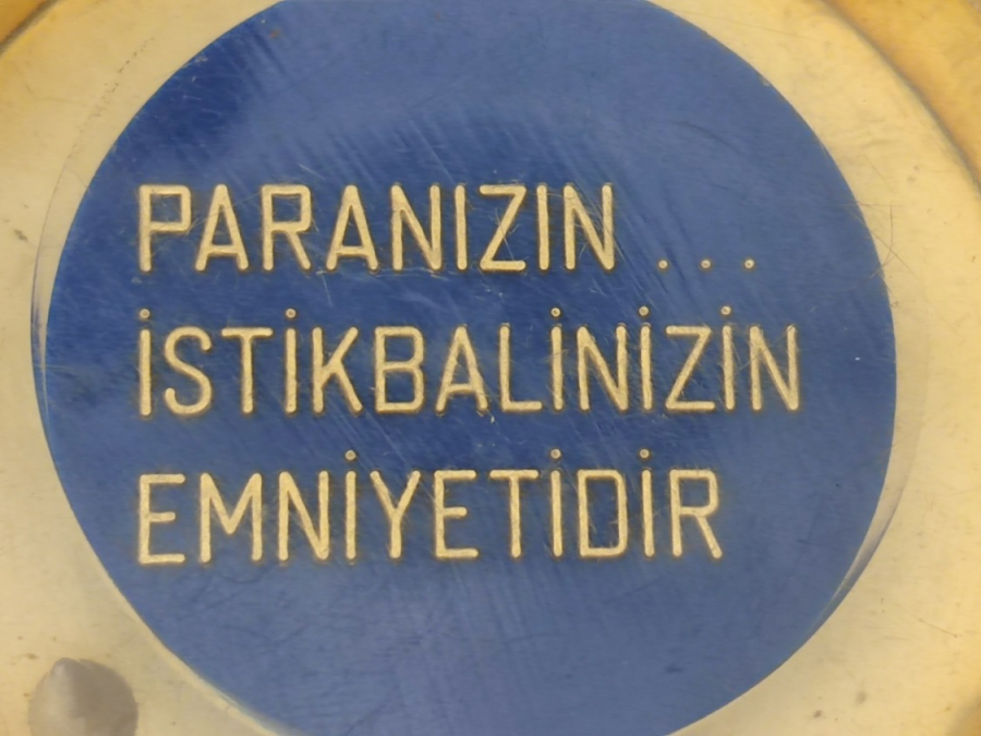 1970 TÜRKİYE İŞ BANKASI PARANIZIN İSTİKBALİNİZİN EMNİYETİDİR YAZILI KAĞIT MASA ÜZERİ AKRİLİK BANKA LEGOLU AĞIRLIĞI