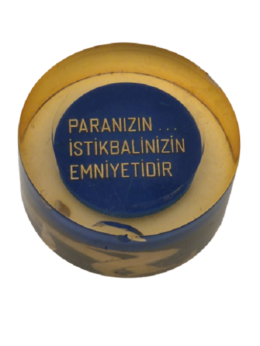 1970 TÜRKİYE İŞ BANKASI PARANIZIN İSTİKBALİNİZİN EMNİYETİDİR YAZILI KAĞIT MASA ÜZERİ AKRİLİK BANKA LEGOLU AĞIRLIĞI