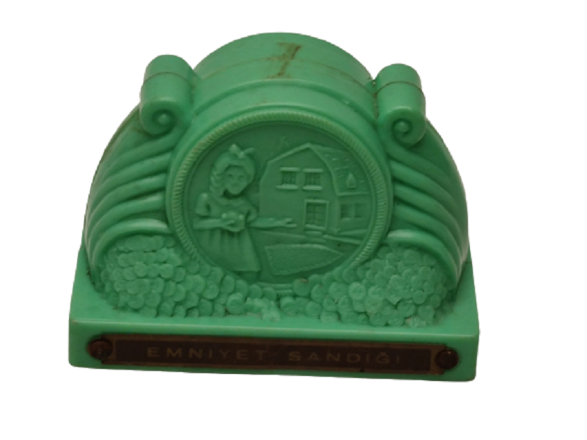 1960 YEŞİL BAKALİT ÜZERİ KABARTMA AMBLEMLİ EMNİYET SANDIĞI KUMBARA