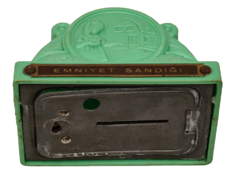 1960 YEŞİL BAKALİT ÜZERİ KABARTMA AMBLEMLİ EMNİYET SANDIĞI KUMBARA