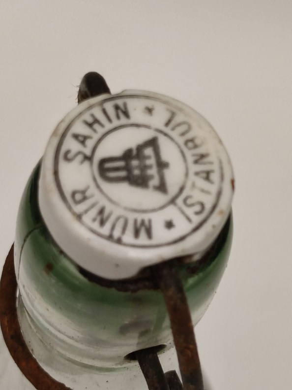 MÜNİR ŞAHİN İSTANBUL 35 CL PORSELEN YAZILI KAPAKLI CAM İLAÇ ŞİŞESİ