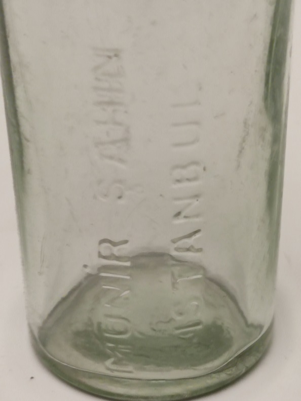 MÜNİR ŞAHİN İSTANBUL 35 CL PORSELEN YAZILI KAPAKLI CAM İLAÇ ŞİŞESİ