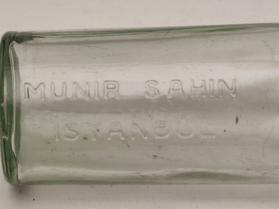 MÜNİR ŞAHİN İSTANBUL 35 CL PORSELEN YAZILI KAPAKLI CAM İLAÇ ŞİŞESİ