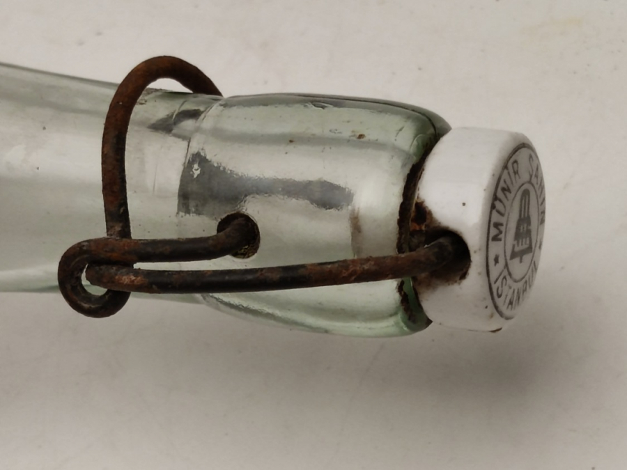 MÜNİR ŞAHİN İSTANBUL 35 CL PORSELEN YAZILI KAPAKLI CAM İLAÇ ŞİŞESİ