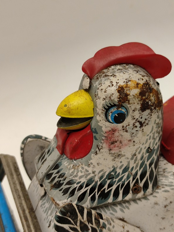 TENEKE BEBEK ARABASI  KULLANAN YUMURTLAYAN  TAVUK ŞEKLİNDE TENEKE PİLLİ OYUNCAK