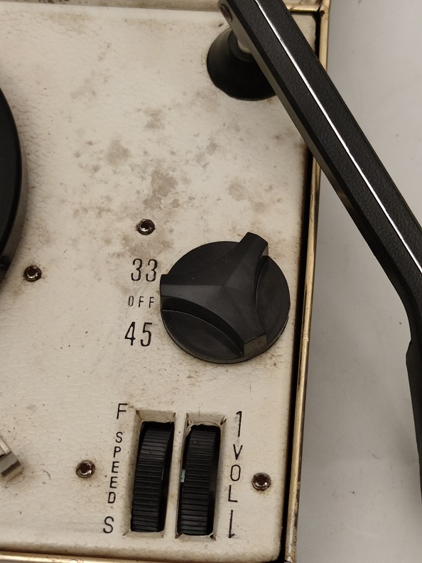 1960 SEYEHAT İCİN TASARLANMIŞ PİLLİ JAPON MALI 33 45 DEVİR PLAK CALAN CANTA ŞEKLİNDE MİNİ PİKAP