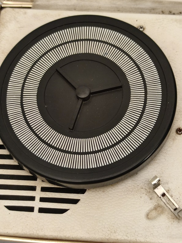 1960 SEYEHAT İCİN TASARLANMIŞ PİLLİ JAPON MALI 33 45 DEVİR PLAK CALAN CANTA ŞEKLİNDE MİNİ PİKAP