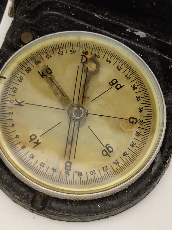 T.C. NO 2337 İSTİKAMET KATLANABİLİR DERİ ÇANTALI  METAL ASKERİ PUSULA