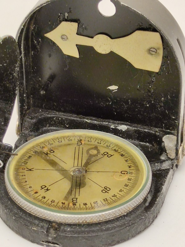 T.C. NO 2337 İSTİKAMET KATLANABİLİR DERİ ÇANTALI  METAL ASKERİ PUSULA