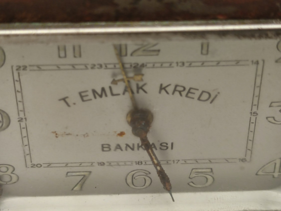 TÜRKİYE EMLAK KREDİ BANKASI MASA SAATİ MEKANİK KURMALI KUMBARA 