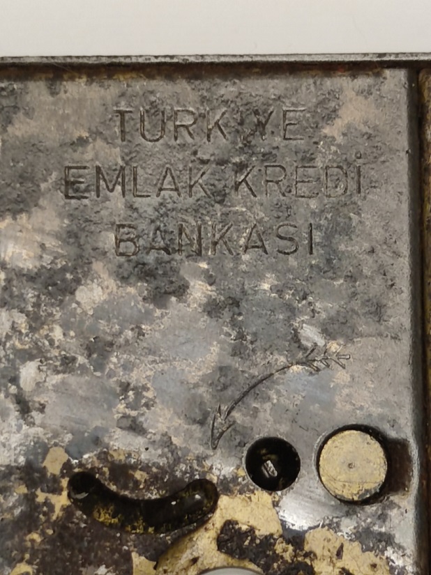 TÜRKİYE EMLAK KREDİ BANKASI MASA SAATİ MEKANİK KURMALI KUMBARA 