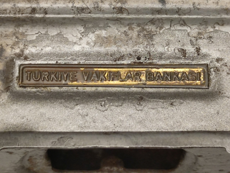 TÜRKİYE VAKIFLAR BANKASI KASA ŞEKLİNDE TASARLANMIŞ  METAL KUMBARA