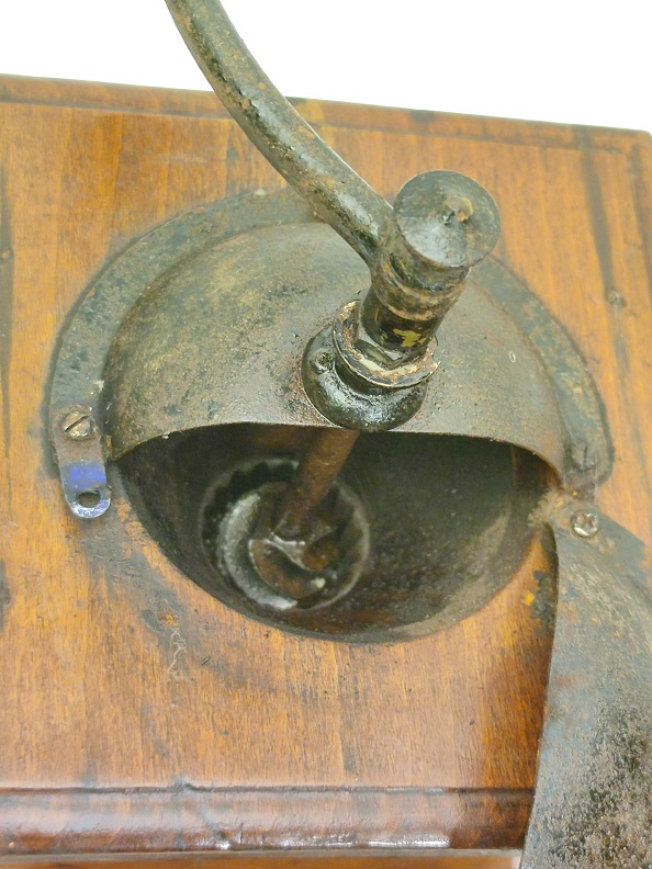 VİNTAGE AHŞAP KASA METAL MEKANİK AKSAMLI EL İLE CEVİRMELİ KAHVE ÖGÜTME DEĞİRMENİ