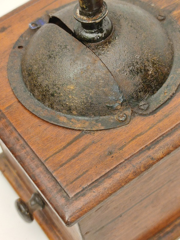 VİNTAGE AHŞAP KASA METAL MEKANİK AKSAMLI EL İLE CEVİRMELİ KAHVE ÖGÜTME DEĞİRMENİ